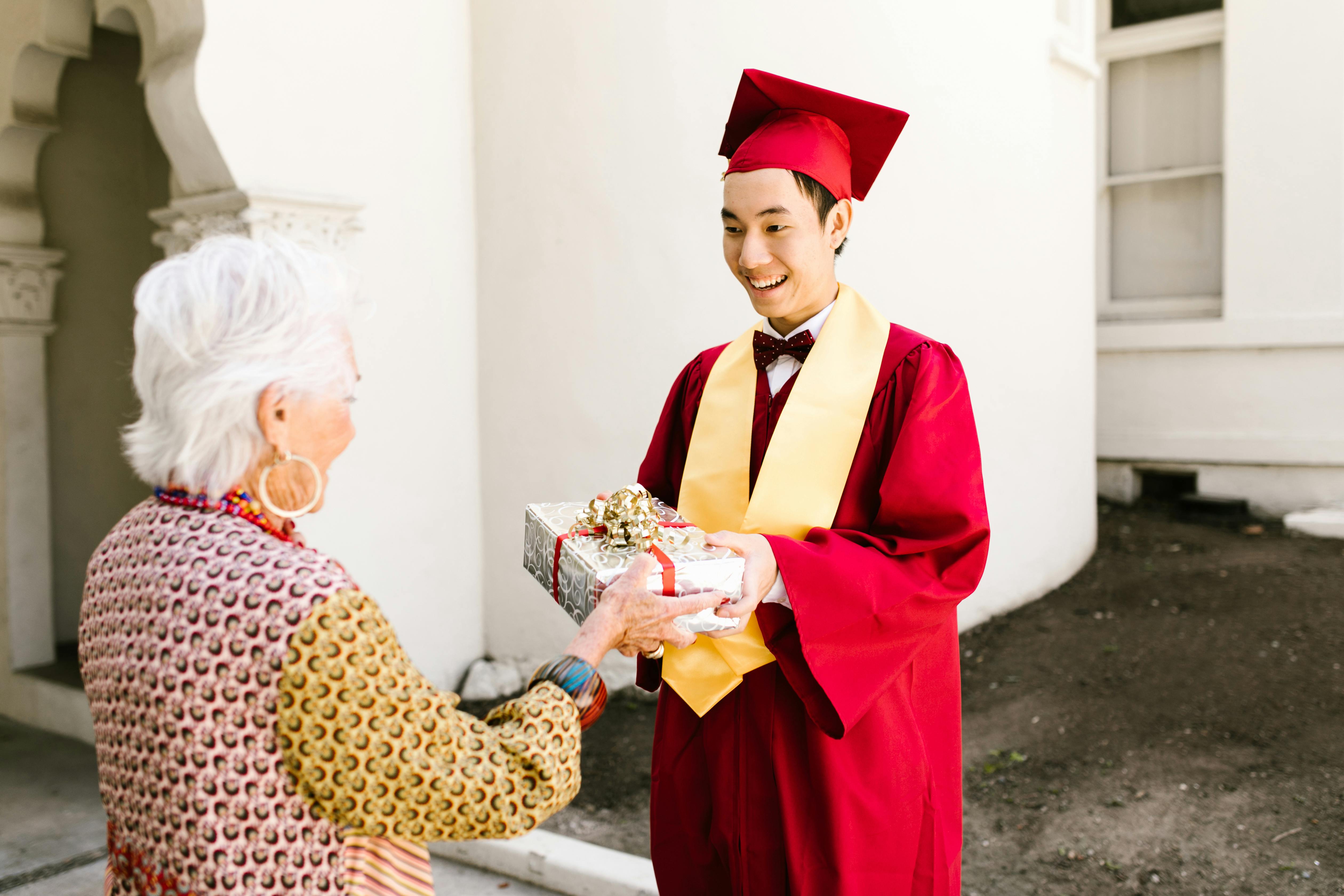 Future-Proof Your Grad: Why Life Planning Tools Are the Best Gifts for New Graduates